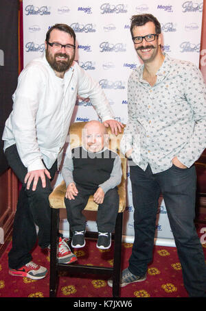 La photo doit être crédité ©Presse Alpha 074895 08/12/2015 Noël en pot, Verne Troyer et Marcus Brigstocke à la presse Nuit de Peter Pan de la Pantomime au New Wimbledon Theatre de Londres. Banque D'Images