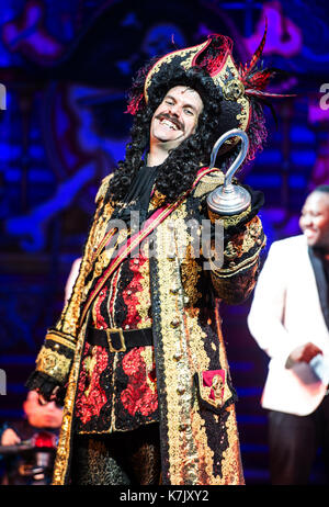 La photo doit être crédité ©Presse Alpha 074895 04/12/2015 Marcus Brigstocke comme pendant la Capitaine Crochet Peter Pan Production Show à nouveau Pantomime Wimbledon Theatre de Londres. Banque D'Images