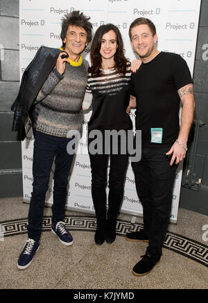 La photo Doit Être Créditée ©Alpha Press 065630 16/12/2015 Ronnie Wood, Sally Humphreys et Tyrone Wood au Concert de collecte de fonds des Wave Makers à l'aide du projet 0 tenu à Scala à Londres. Banque D'Images