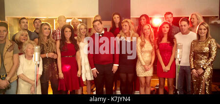 Photo Fournie Par Alpha 065630 02/12/11 Joey Essex, Carol Wright, Nanny Pat Patricia Brooker Dino Et Georgio Georgiades, Lauren Goodger, Harry Derbidge, Jessica Wright, Billie Faiers, Lydia Bright, James Arg Argent, Billi Mucklow, Cara Kilbey, Gemma Collins, Lauren Pope, Peri Sinclair, Lucy Dernick, Mario Ronnie Dernick, Mario Dernick, Mario Dernick Debbie Bright Et Sam Faiers Dans La Towie Christmas Charity Music Single Video, Dernier Noël Banque D'Images
