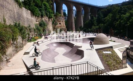 Le nouveau skate park de la vallée de la Pétrusse patineurs et les motards donnent la possibilité d'essayer leurs tours à l'extérieur. La ville de Luxembourg. Banque D'Images