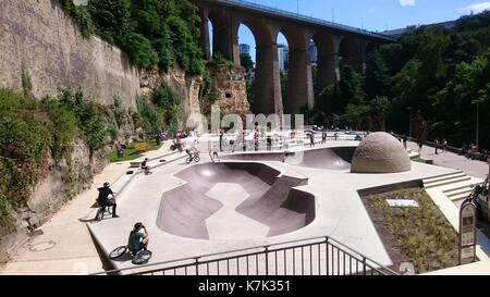 Le nouveau skate park de la vallée de la Pétrusse patineurs et les motards donnent la possibilité d'essayer leurs tours à l'extérieur. La ville de Luxembourg. Banque D'Images