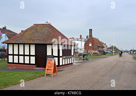 Suffolk Aldeburgh UK montrant le café, et plus en arrière, le 16ème siècle Sans objet Hal Banque D'Images