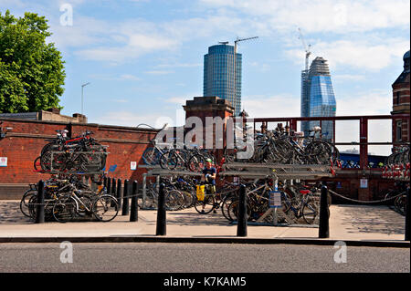 Les vélos stockés dans des racks à deux vitesses à l'extérieur de la gare de Waterloo à Londres. Banque D'Images