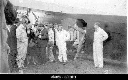 L'album Franz Schell est une collection de documents photographiques et écrits documentant la carrière de Franz Schell, figure clé dans l'histoire de l'aviation. L'album met en lumière des moments importants de son travail, fournissant un aperçu du développement de l'aviation et de la technologie aéronautique. Banque D'Images