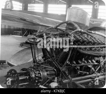 L'album Franz Schell contient une documentation photographique des événements aéronautiques et aérospatiaux, fournissant un enregistrement visuel des avions et des étapes importantes de l'histoire de l'aviation. L'album comprend des images détaillées de différentes époques, mettant en évidence les développements technologiques et les figures importantes de l'aviation. Banque D'Images