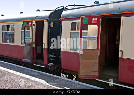 L'ouverture des portes sur une marque vintage railway carriage Banque D'Images