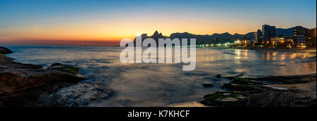 Nuit arrivant à l'Arpoador stone, la plage d'Ipanema à Rio de Janeiro Banque D'Images