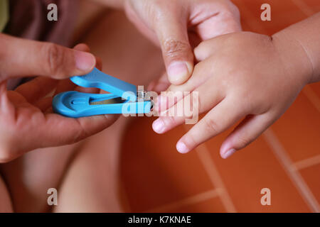 L'utilisation de la mère au bébé-ongles pour le nettoyage du corps. Banque D'Images