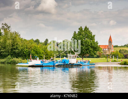 Wipfeld, Allemagne - le 21 août : ferry traversant la rivière Main à wipfeld, Allemagne le 21 août 2017. Banque D'Images