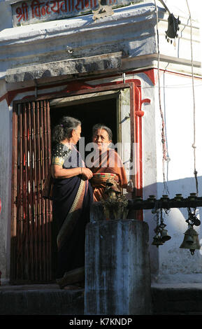 Les vieilles femmes en saree - un pèlerin à un temple hindou de la Déesse Durga. Himalaya, Pokhara, Népal. Banque D'Images