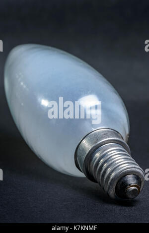 Vieille lampe tungstène, cristal blanc Banque D'Images