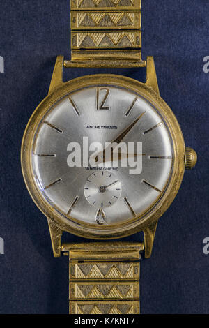 Close up old golden watch isolé sur fond bleu Banque D'Images