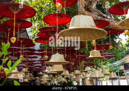 Cloches bouddhistes hanging street art décoration à Chiang Mai, Thaïlande. Banque D'Images