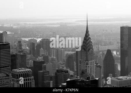 Chrysler Building et sur les toits de la ville vue aérienne en noir et blanc à New York Banque D'Images