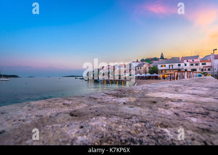 Coucher de soleil sur la ville côtière de primosten croatie, célèbre station balnéaire de voyage en Europe. Banque D'Images