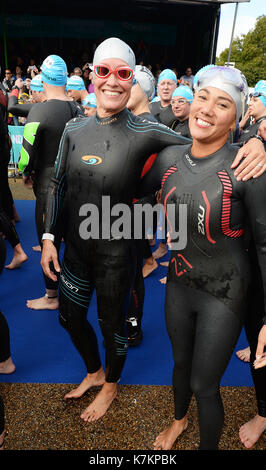 Bbc news présentateur sophie raworth (gauche) avant sa participation massive au cours de natation nager en serpentine de Hyde Park, Londres. Banque D'Images