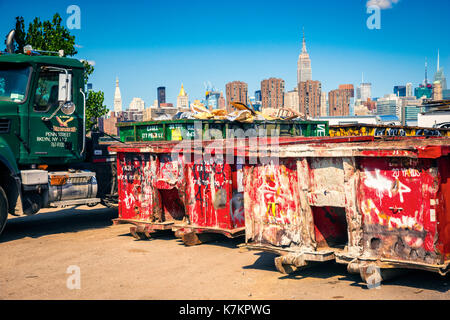 Vue de la ville de New York, Manhattan sur les conteneurs de camion à ordures Banque D'Images