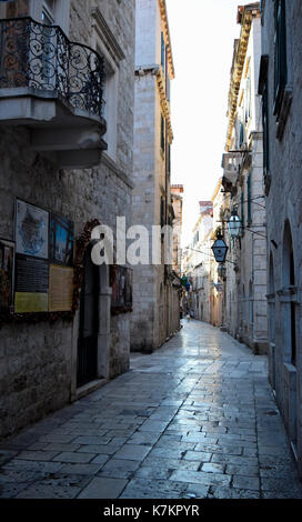 Rues étroites à l'intérieur de la vieille ville de Dubrovnik Banque D'Images