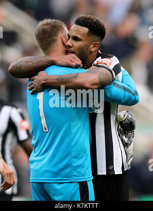 Newcastle United gardien rob elliot (à gauche) et du Newcastle United jamaal lascelles (à droite) après le coup de sifflet final lors de la Premier League match à St James' Park, Newcastle. press association. photo photo date : Samedi 16 septembre 2017. voir l'activité de soccer histoire newcastle. crédit photo doit se lire : owen humphreys/pa wire. restrictions : editorial n'utilisez que pas d'utilisation non autorisée avec l'audio, vidéo, données, listes de luminaire, club ou la Ligue de logos ou services 'live'. en ligne de-match utilisation limitée à 75 images, aucune émulation. aucune utilisation de pari, de jeux ou d'un club ou la ligue/dvd publications. Banque D'Images