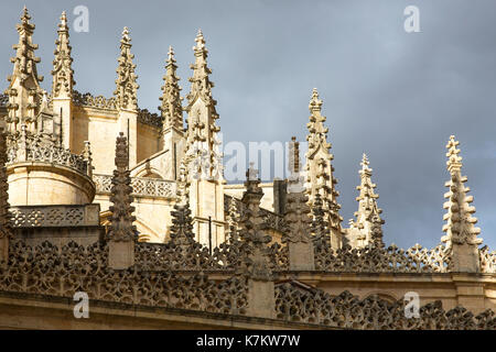 Détail de l'architecture traditionnelle de style gothique de la cathédrale catholique romaine de Ségovie, Espagne Banque D'Images