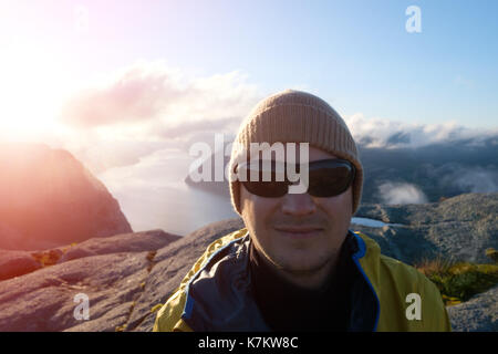 Portrait voyageur sur lysefjorden fjord près de Preikestolen (Pulpit Rock) - célèbre attraction touristique dans la municipalité de Dale i sunnfjord dans la région rogaland, Banque D'Images