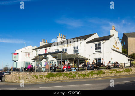 L'Albion pub à la jonction de Silverdale Road et la promenade, Arnside Cumbria. Il est encore un Mars, mais l'après-midi ensoleillés, a apporté la pu Banque D'Images