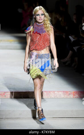 La Géorgie peut modèle jagger sur la passerelle pendant la fashion show par matty bovan est à la fashion week ss18 tenue à topshop, Londres. dossiers press association. photo date : Samedi 16 septembre 2017. crédit photo doit se lire : isabel infantes/pa wire Banque D'Images