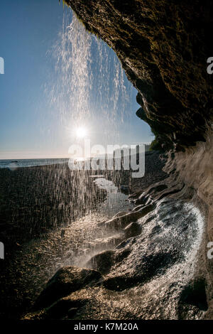 Chute d'eau au coucher du soleil sur la plage de sandcut - Jordan River Regional Park - près de Sooke, île de Vancouver, Colombie-Britannique, Canada Banque D'Images