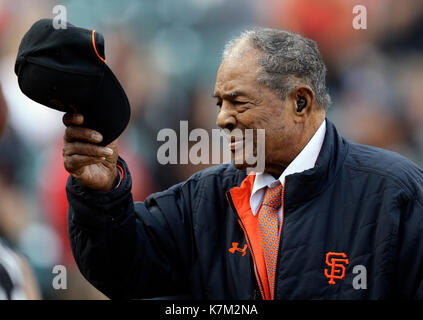 Baseball Hall of Fame Inductee Willie Mays trucs son chapeau pour fans de San Francisco en septembre 2017. Banque D'Images