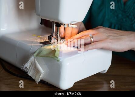 Gros plan d'une personne créant un bloc de patchwork. Banque D'Images