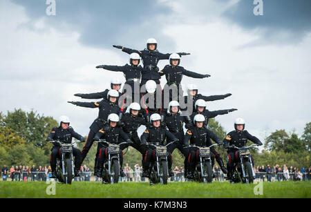 L'équipe moto casques blancs pendant leur dernière exécution publique, après 90 ans de daredevil cascades et acrobaties, à Preston show militaire en caserne fulwood. Banque D'Images