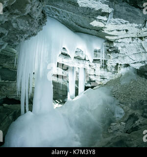 Vue de la grotte de glace avec glaçons. kungur la Russie. Banque D'Images