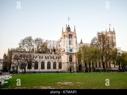 Vue de St Margaret's Church de la place du parlement jardin tôt le matin dans le centre de Londres. Banque D'Images