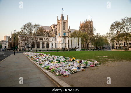 Des fleurs dans le jardin de la place du Parlement européen après l'attaque terroriste sur le pont de Westminster en mars 2017, le centre de Londres Banque D'Images