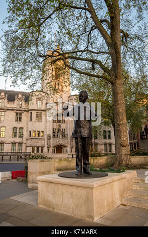 Statue de Nelson Mandela à la place du parlement dans le jardin dans le centre de Londres. Banque D'Images