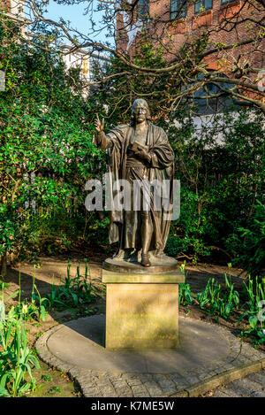 Une statue de John Wesley à St Paul's Cathedral churchyard, Londres, Grande-Bretagne Banque D'Images