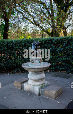 Deux ours fontaine d'eau potable situé dans Kensington Gardens à Londres, Grande-Bretagne Banque D'Images