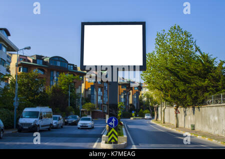 Blank billboard blanc contre le ciel bleu Banque D'Images