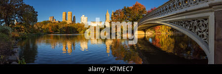 Automne dans Central Park avec le pont et le lac Bow, New York City Banque D'Images