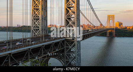 Le George Washington Bridge au coucher du soleil avec vue sur la haute-ville et Fort Washington Park. New York City Banque D'Images