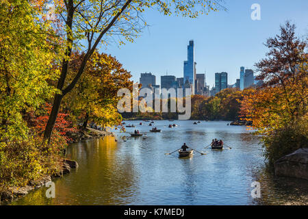 Le lac de Central Park, sur l'après-midi d'automne avec des bateaux à rames. Manhattan, Midtown, New York City Banque D'Images