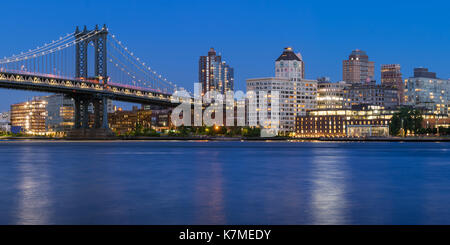 Brooklyn Waterfront à côté du pont de Manhattan (DUMBO quartier - Main Street Park) au crépuscule. New York City Banque D'Images