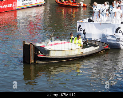 Une scène colorée de la Parade des canaux de 2017 à Amsterdam, montrant un bateau avec des participants portant des banderoles portant la mention « Be You ». Le défilé, qui a lieu chaque année dans le cadre des célébrations de la fierté d’Amsterdam, promeut les droits et la diversité LGBTQ+, avec des costumes vibrants et des expositions de flotteurs. Banque D'Images