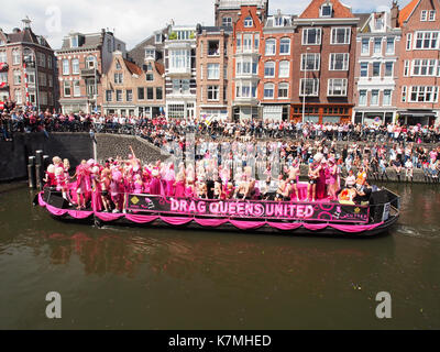 Une scène vibrante de la canal Parade de 2017 à Amsterdam, avec le bateau 21 « Drag Queens United ». L'événement, une célébration de la culture LGBTQ+, présente des costumes élaborés et des performances sur l'eau. Banque D'Images