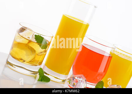 Variété de jus de fruits sur fond blanc - close up Banque D'Images