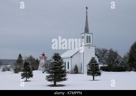 Vue de Saint Paul's Church et le phare historique, Manitawning Banque D'Images