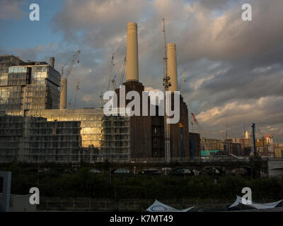 Battersea Power Station et les nouveaux appartements, encore en cours de développement au crépuscule Banque D'Images