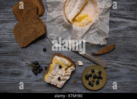 Du pain, du fromage et du raisin sur la table Banque D'Images