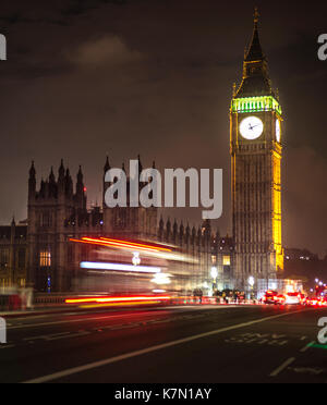 Palais de Westminster avec Big Ben de nuit, rouge double-decker bus sur le pont de Westminster, motion blur, Londres, Angleterre Banque D'Images